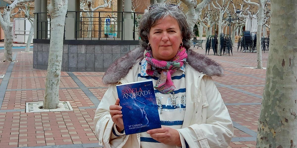 M.ª Carmen Navascués Capdevila posando con su tercera novela titulada ‘Sabela Andrade’