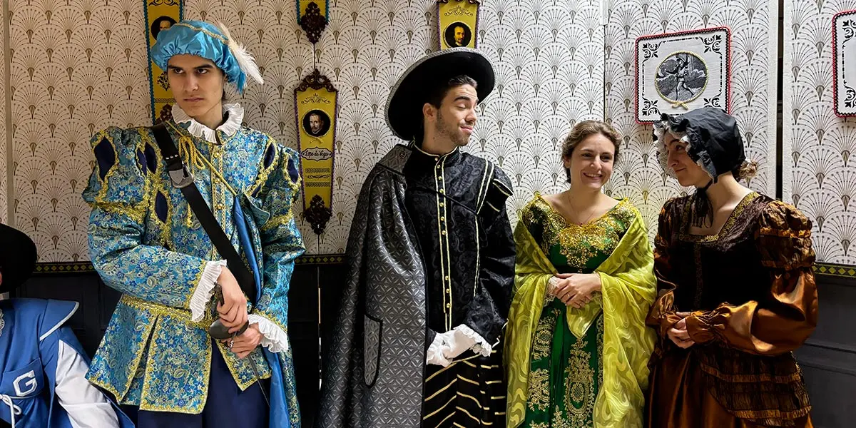 Vestuario de &eacute;poca y m&uacute;sica en directo, reflejando la pasi&oacute;n por la literatura