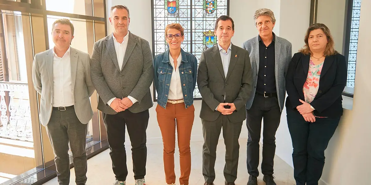 La presidenta del Gobierno de Navarra, Mar&iacute;a Chivite; el consejero de Industria y Transici&oacute;n Ecol&oacute;gica y Empresarial, Mikel Irujo; y los presidentes de AER y LASEME, Rafael Loscos y Carlos Ros 