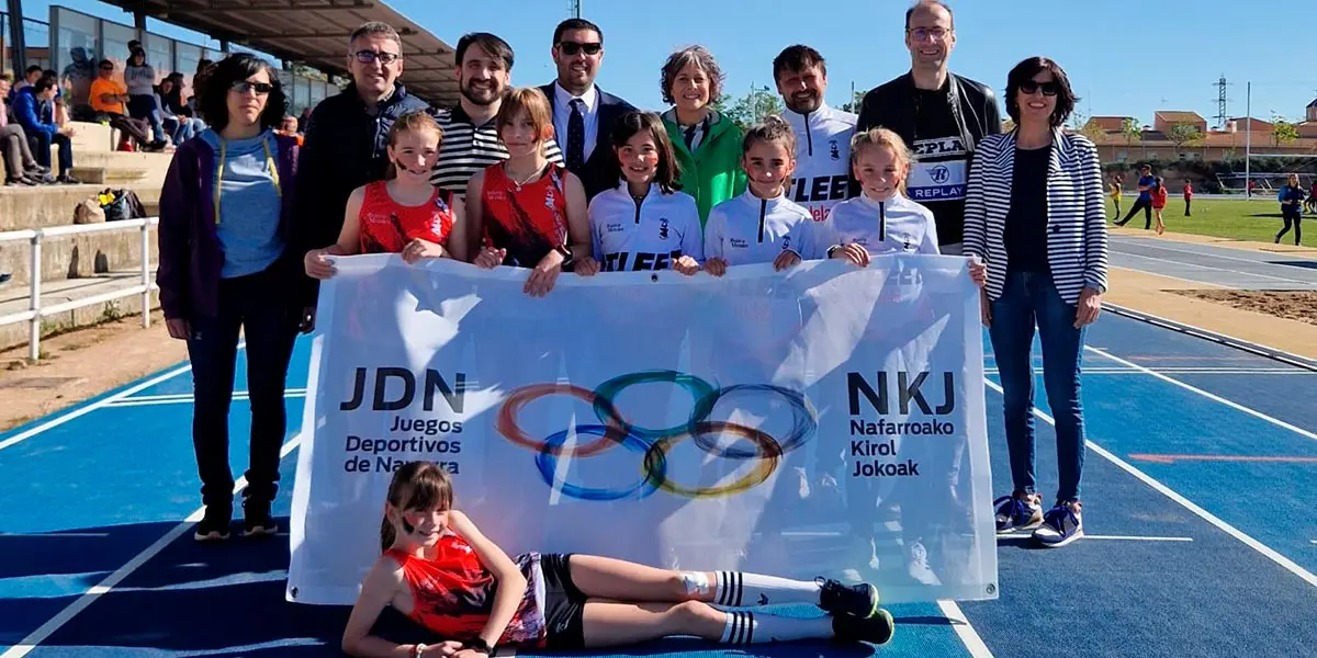 La consejera Rebeca Esnaola y el director gerente del INDAF, Jorge Aguirre, durante las finales de atletismo en Tudela