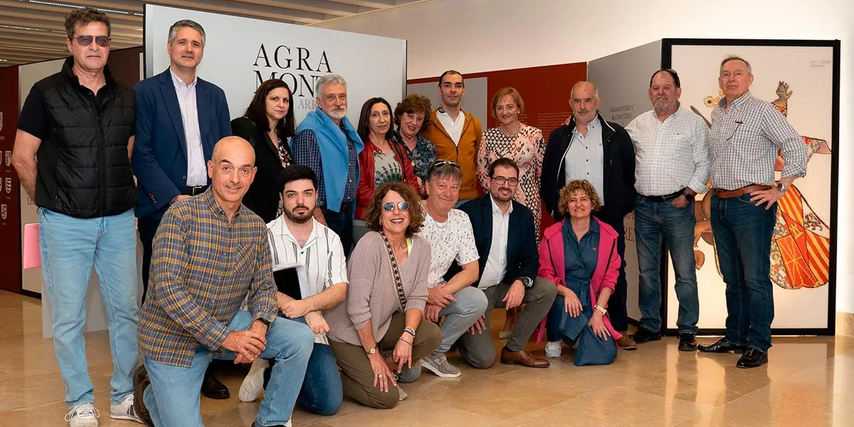 Grupo de gu&iacute;as voluntarios junto con la alcaldesa Esther Villanueva, el comisario de la exposici&oacute;n I&ntilde;igo Mugueta y el director general de Cultura &ndash; Instituci&oacute;n Pr&iacute;ncipe de Viana Ignacio Apeztegu&iacute;a