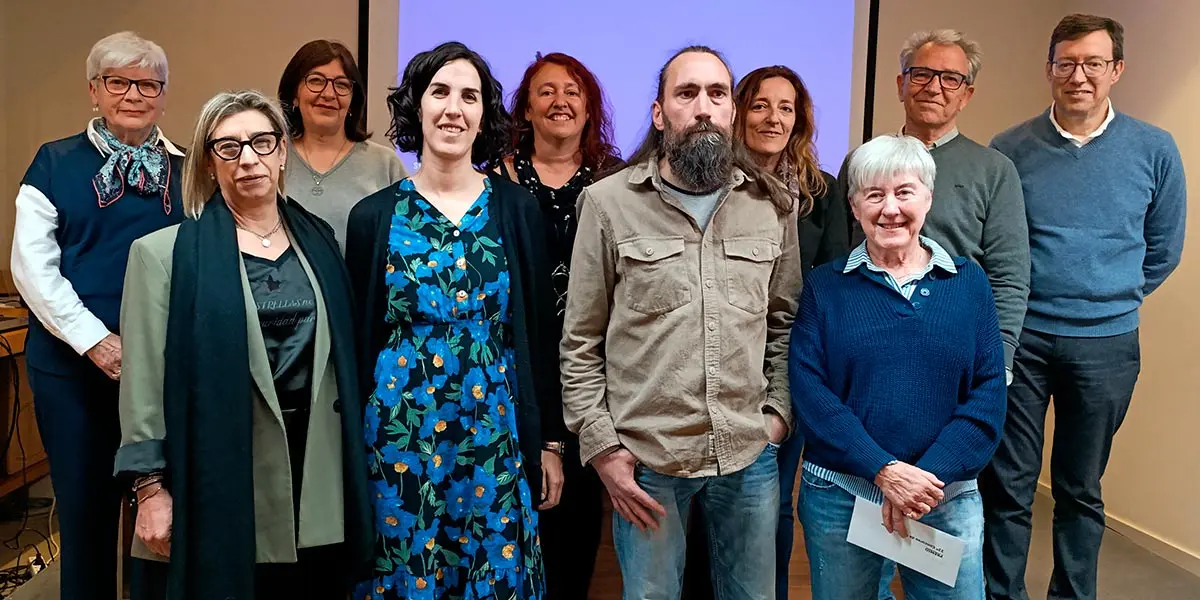 Los ganadores y finalistas presentes en el acto posaron en una foto de recuerdo junto a los miembros del jurado y la concejal de Cultura Ic&iacute;ar Les
