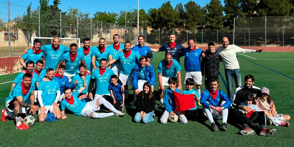 Equipo de Academia Talentia Construcciones Gado celebrando el t&iacute;tulo de liga sobre&nbsp;el c&eacute;sped de Jesuitas