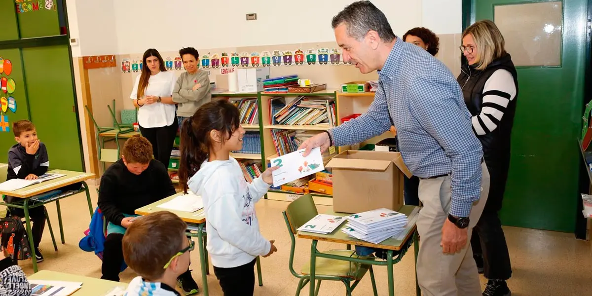 El alcalde Jos&eacute; Luis Sanz enfatiza la importancia de la lectura como fuente de diversi&oacute;n y un pilar fundamental para el crecimiento cultural y educativo