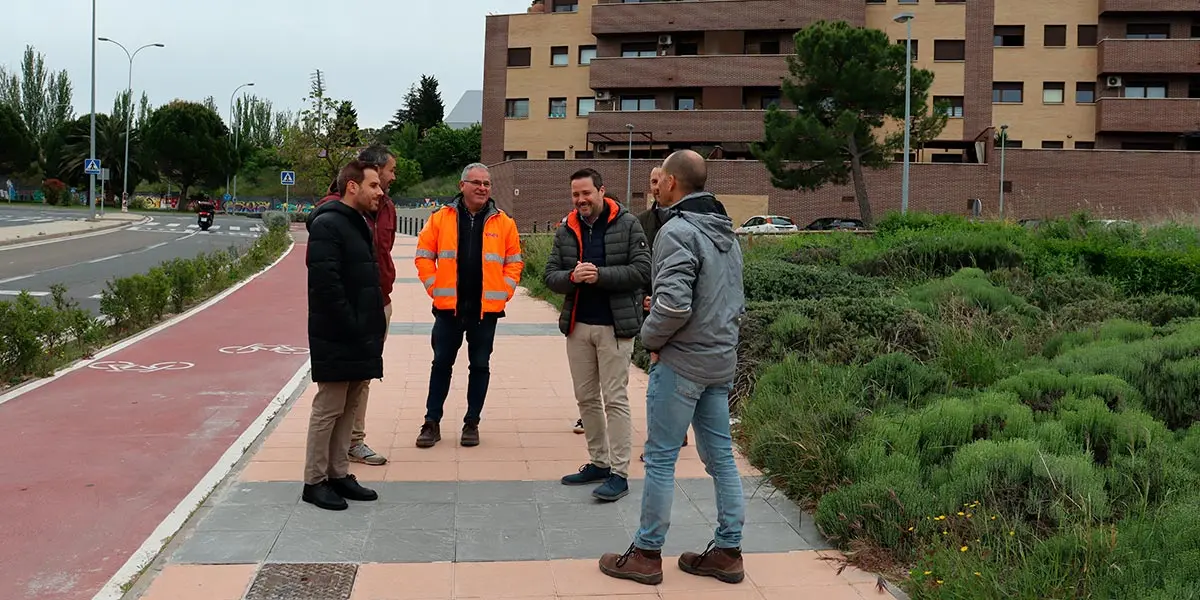 Se han ejecutado aproximadamente 820 metros lineales en los que se han pavimentado 2.908 metros cuadrados de nueva acera