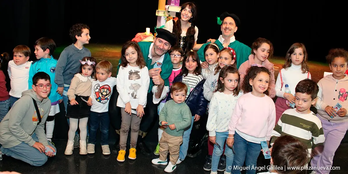 Actores de Iluna Producciones en Cascante al finalizar la función