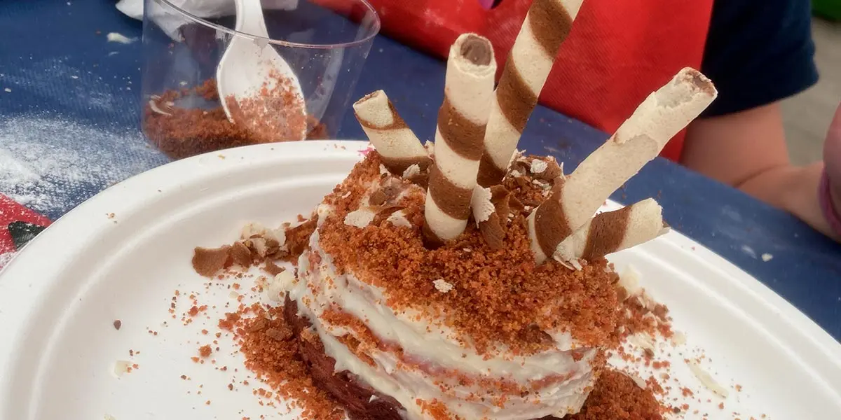 El taller de bizcocho de remolacha hizo las delicias de ni&ntilde;os y adultos en las Fiestas de la Verdura