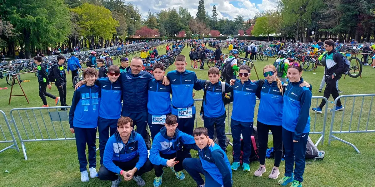 Equipo masculino y femenino relevos SDR Arenas acompa&ntilde;ados de sus entrenadores