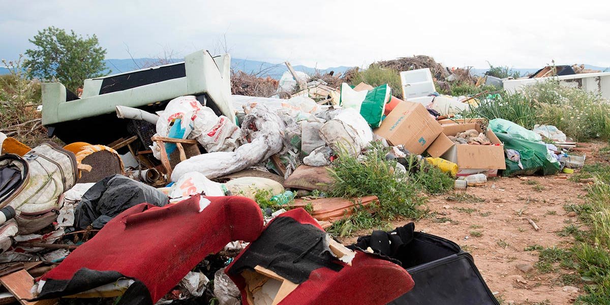 Gurelur denuncia el vertedero ilegal de residuos, que está afectado a campos de cultivo en Lazagurria