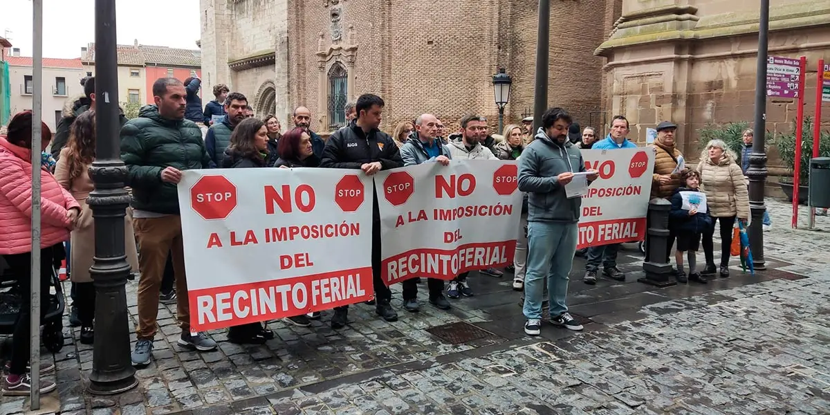Concentraci&oacute;n de vecinos el pasado 25 de marzo antes del inicio del pleno municipal en el Ayuntamiento
