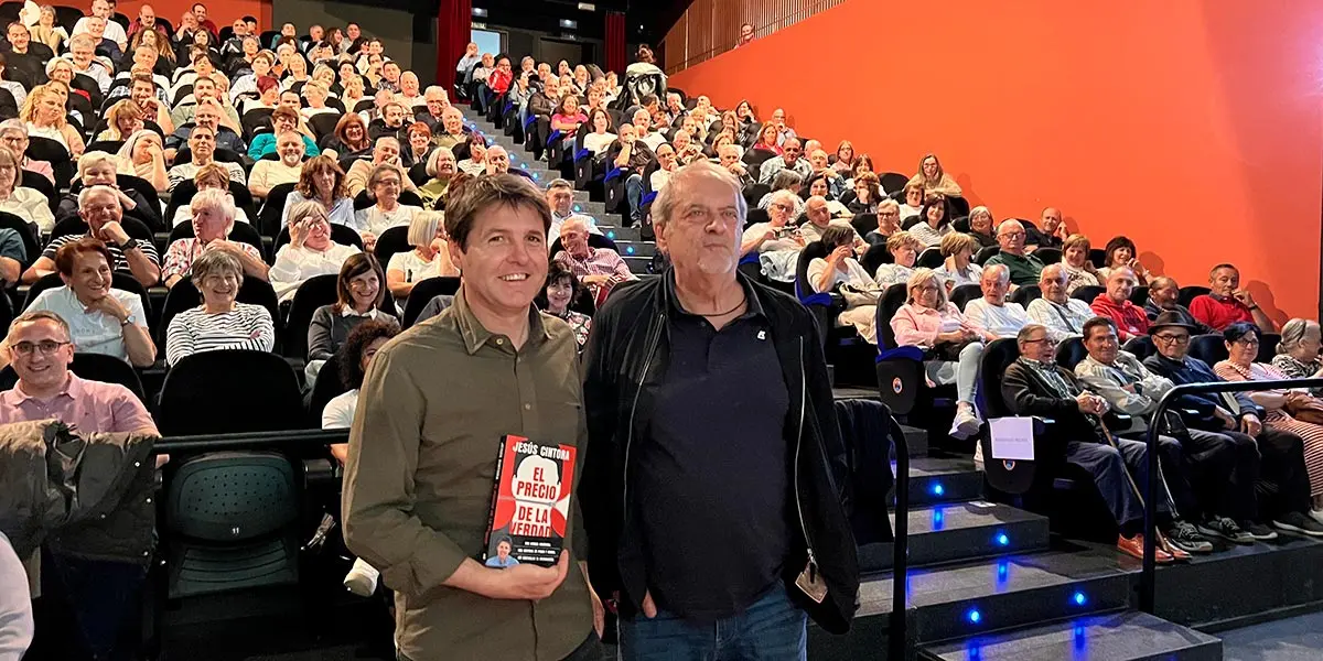 Jes&uacute;s Cintora y Javier Aroca en la presentaci&oacute;n de 'El precio de la verdad' en Ribaforada