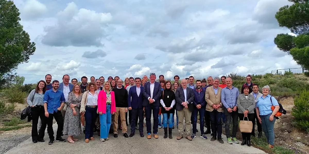 La presentaci&oacute;n de la Planta 4.0 ha contado con la presencia de Jos&eacute; M.&ordf; Palacios de Mier, presidente de la Mancomunidad Ribera Alta, Jos&eacute; M.&ordf; Aierdi, consejero de Desarrollo Rural y Medio Ambiente del Gobierno de Navarra, el director general de Cohesi&oacute;n Territorial, Jes&uacute;s M.&ordf; Rodr&iacute;guez, Ana Breta&ntilde;a, directora general de Medio Ambiente, y Jos&eacute; Ram&iacute;rez, director T&eacute;cnico y de Innovaci&oacute;n de Ecoembes, adem&aacute;s de representantes de los municipios de la comarca y de otras mancomunidades