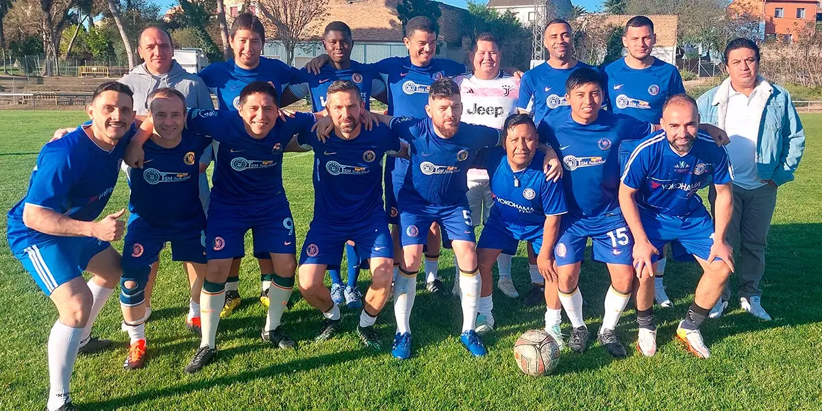 El jugador fallecido El&iacute;as Burla (4&ordm; por la izquierda en la fila de abajo) en un partido con su equipo FC Chelsea esta temporada