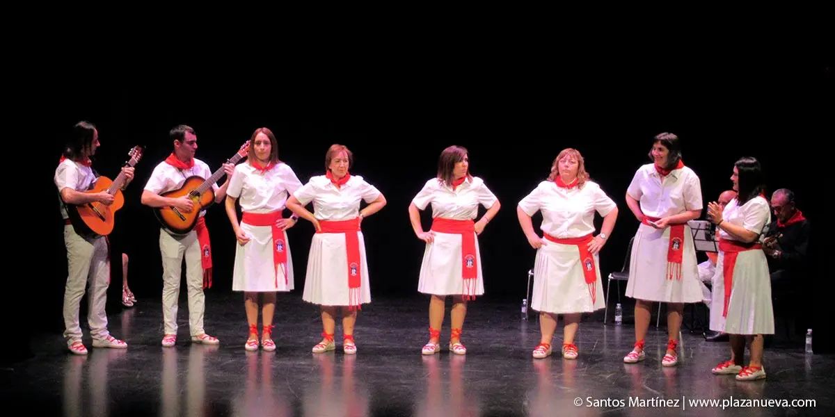 La Escuela de Jotas, junto a la Rondalla Santa Cecilia, ameniz&oacute; el acto con jotas alusivas