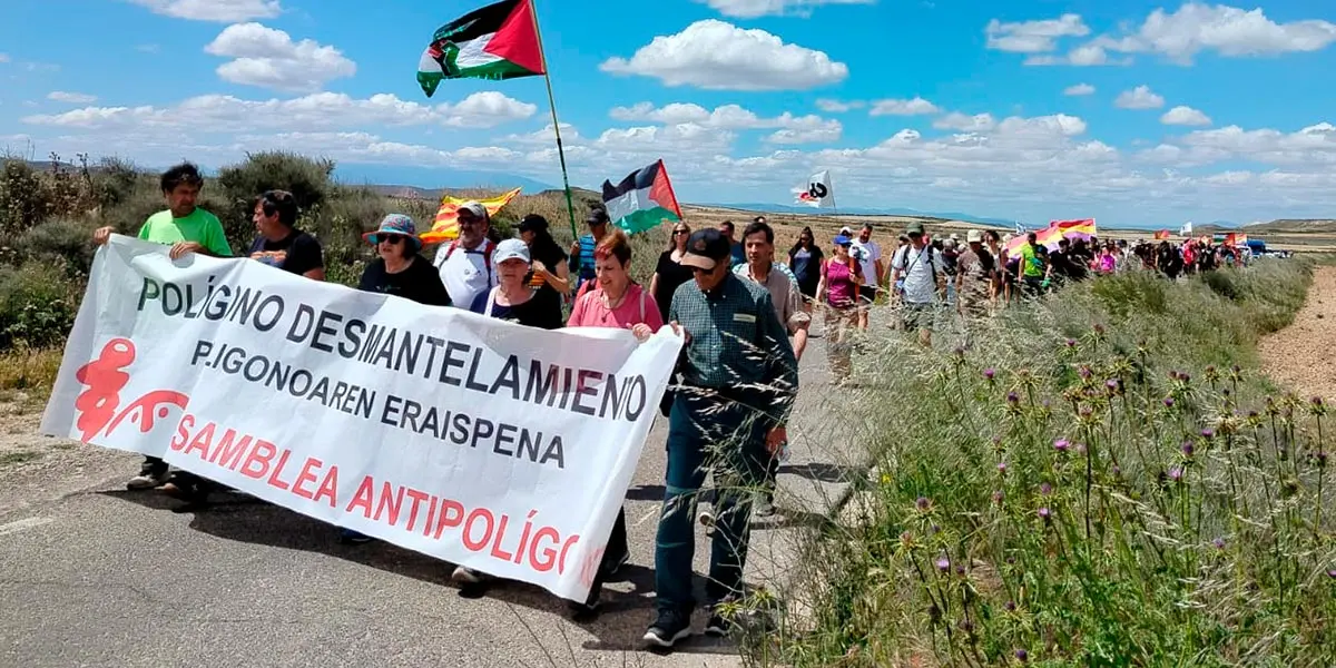 Varios centenares de personas marcharon este pasado domingo hasta el pol&iacute;gono de tiro de las Bardenas