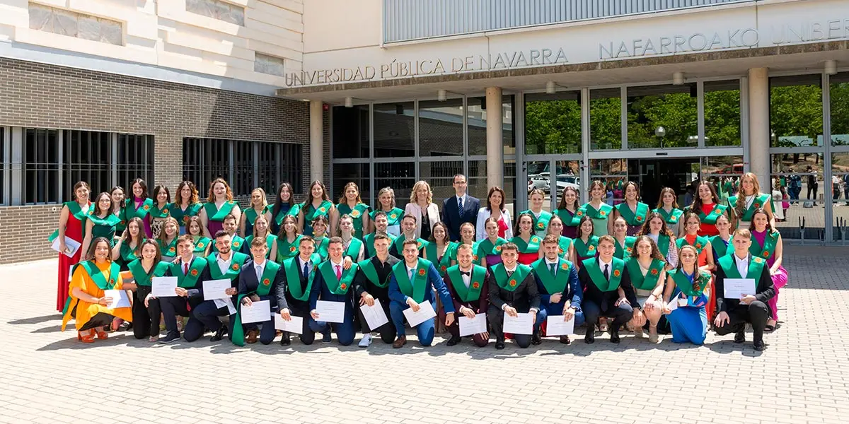 Alumnado graduado de la promoci&oacute;n de Fisioterapia, en el Campus de Tudela