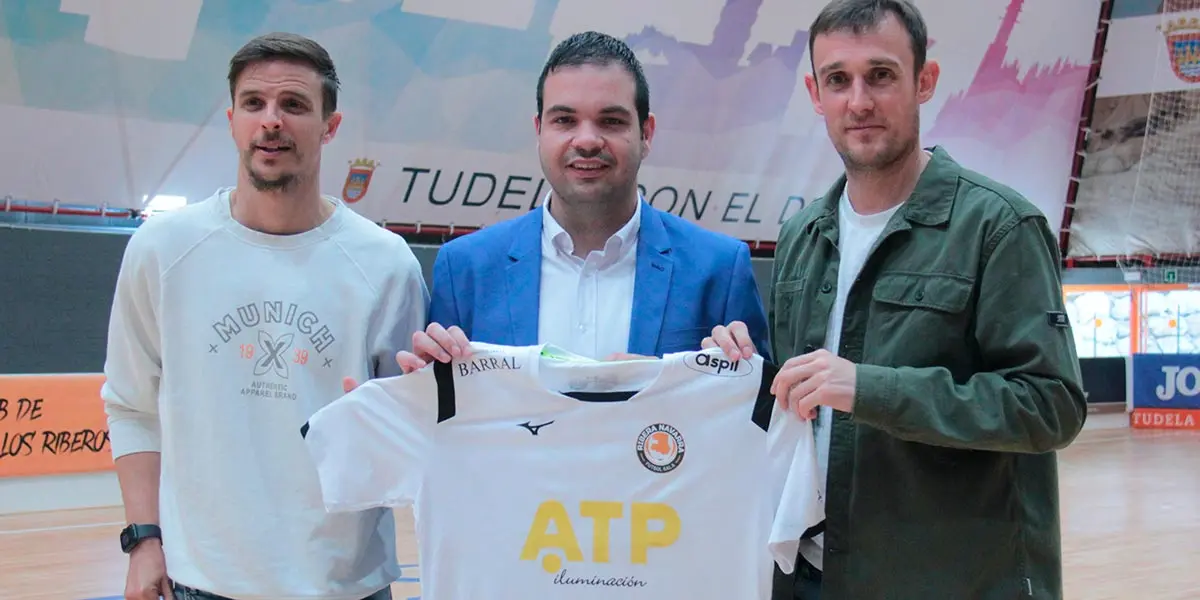 David García y Cone junto al presidente del club Ramón Lázaro