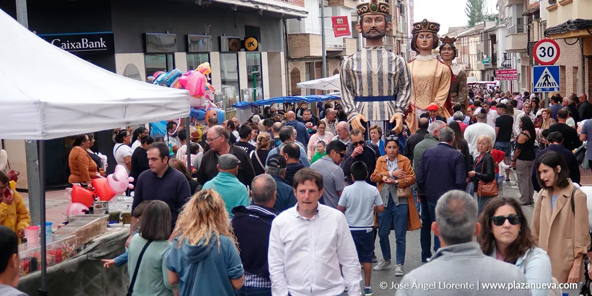 Los Gigantes al son de los gaiteros encabezan la comitiva en la que despues van llegando Banda Municipal y autoridades hasta el escenario en el cual se desarrollaba el acto institucionalautoridades 