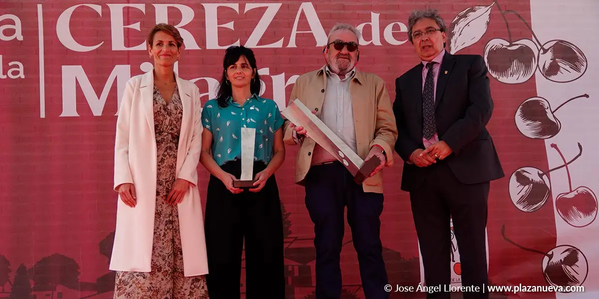 Mar&iacute;a Chivite, presidenta de Navarra, Yosune Egozkue, de Intia, Jesus Mari Barrado, pregonero, y Jos&eacute; Ignacio Pardo, alcalde de Milagro 