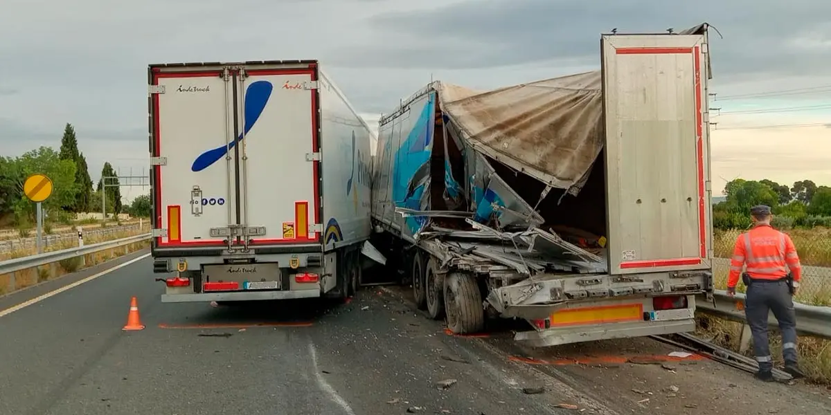 Choque entre dos camiones en la A 68 en Cortes