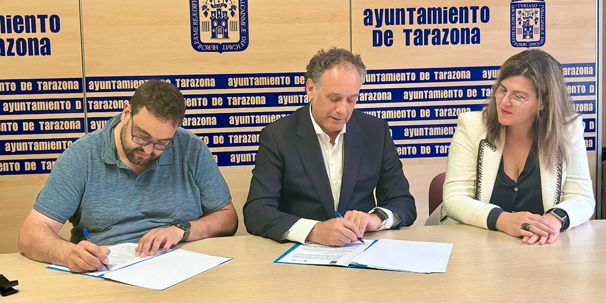 Javier Lasheras, Tono Jaray y Lourdes S&aacute;nchez en la firma del convenio del Ayuntamiento de Tarazona con Cruz Roja