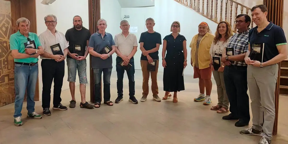 La concejal de cultura,&nbsp;Ic&iacute;ar Les, y&nbsp;Jos&eacute; Javier Alfaro, del grupo literario Traslapuente, dirigieron este acto