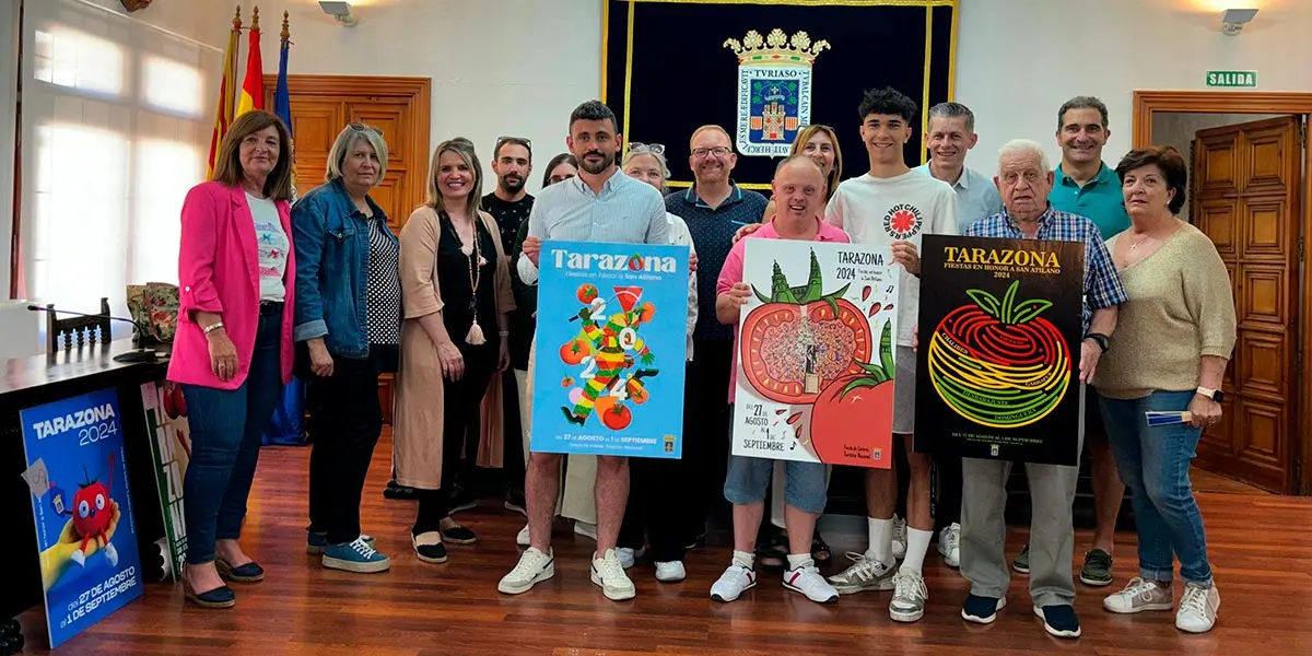 El jurado calificador con las tres obras finalistas del cocnurso de cartel anunciador de las fiestas de Tarazona
