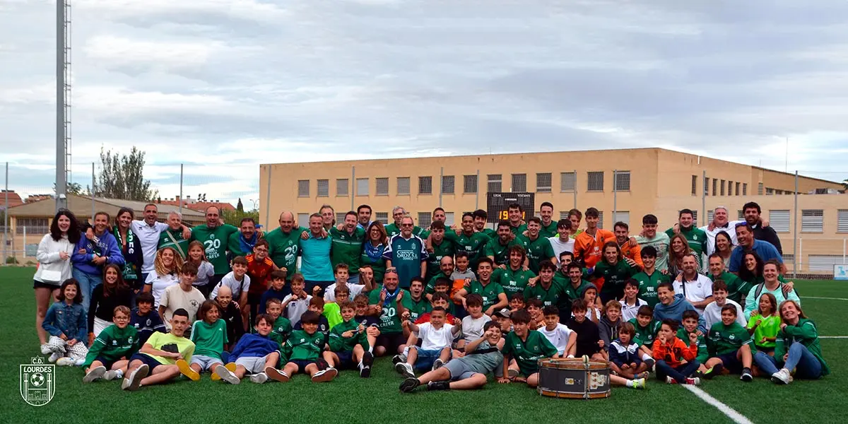 El CD Lourdes logr&oacute; el ascenso a Primera Auton&oacute;mica en un partido festivo