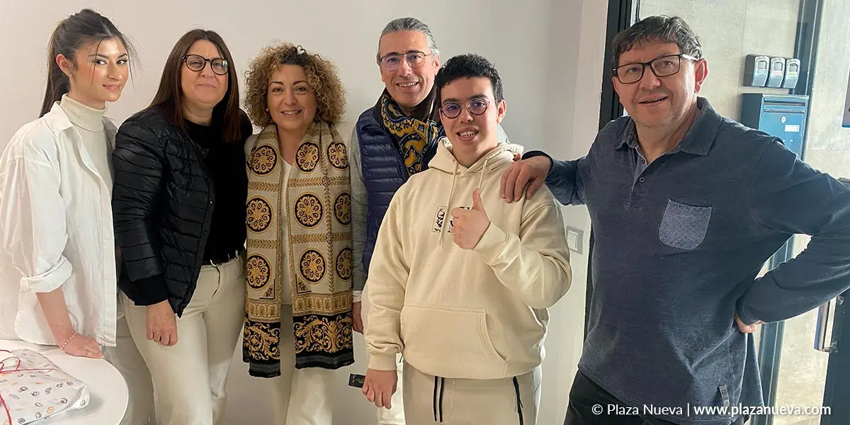 F&aacute;tima Kerbaa, Nuria Romeo, Virginia Gonz&aacute;lez, Jos&eacute; Mar&iacute;a Romero, Samuel y el director de Plaza Nueva Mariano Navarro