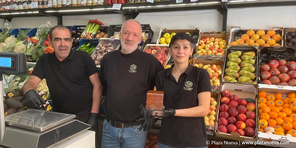 Balbino Ibarra Le&oacute;n, Jes&uacute;s Arriazu Bermeno y Mihaela Stoica en su tienda de Pablo Sarasate