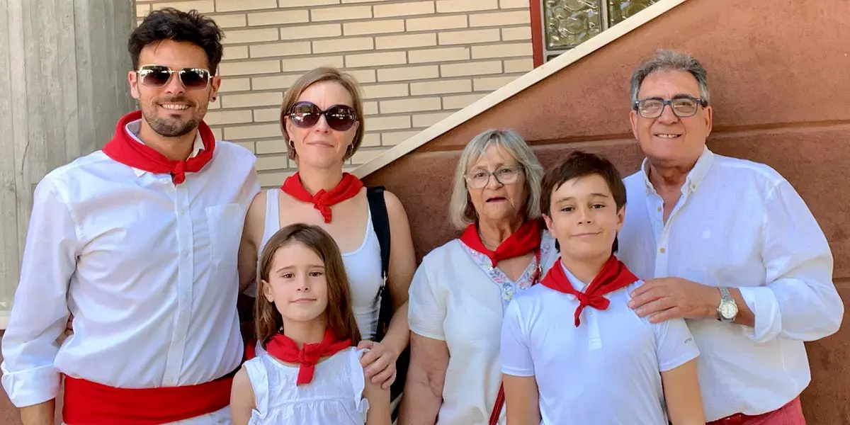 Miguel Tantos Sevillano; Ellie Douglas, su mujer; sus padres Rafa Tantos y Araceli Sevillano; y sus hijos Julen y Amaya Tantos Douglas