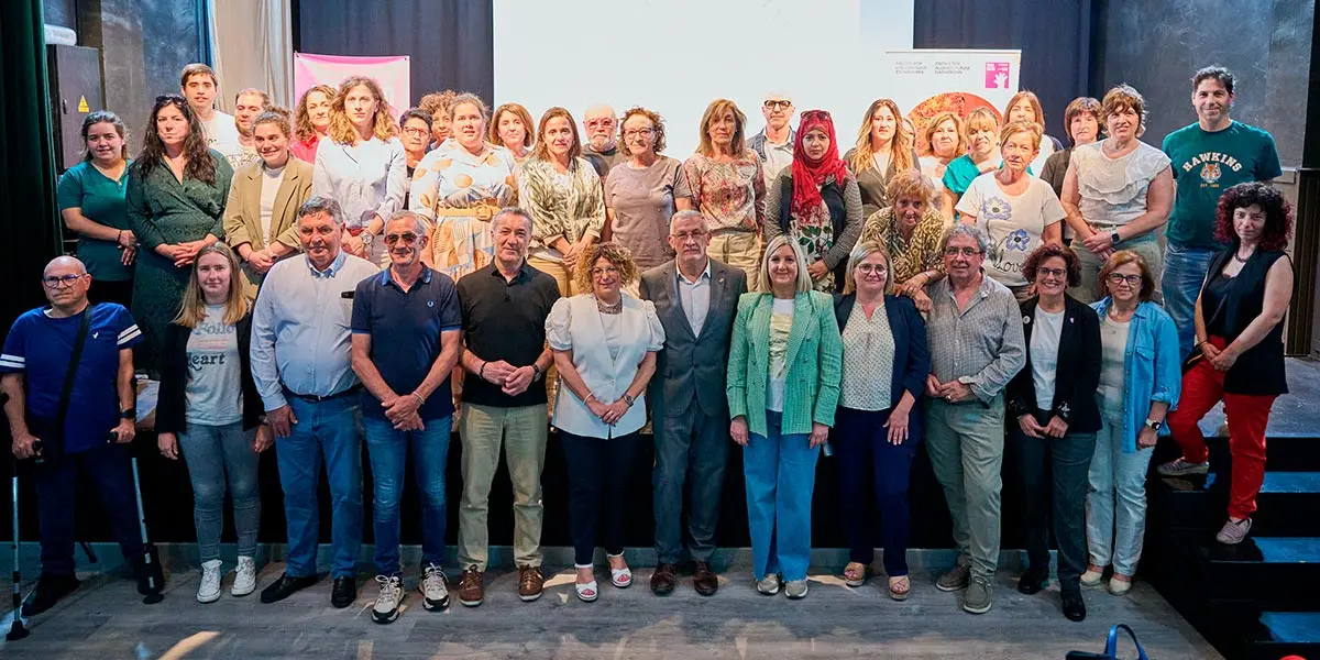 El vicepresidente Taberna, junto a alcaldes y alcaldesas y representantes de los colectivos de la Ribera adheridos recientemente al Pacto Local por los Cuidados