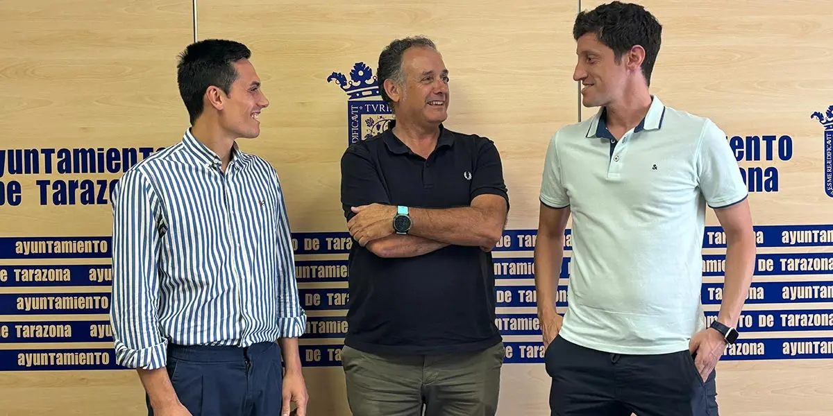 Escribano, Jaray y Ba&ntilde;os en la firma del convenio de colaboraci&oacute;n con A.D. Balonmano