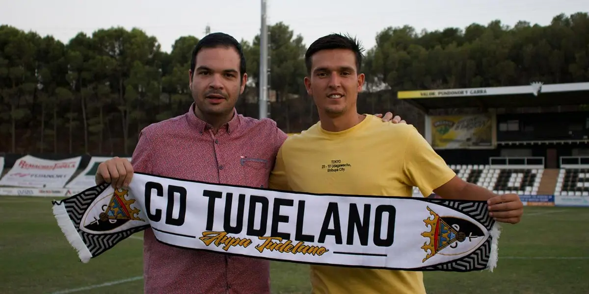 Antonio Cot&aacute;n posando con una bufanda del CD Tudelano junto al presidente Ram&oacute;n L&aacute;zaro