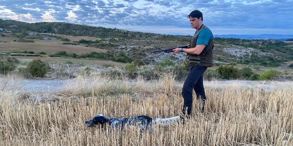 Juan Cilveti Bayona con su perro de caza