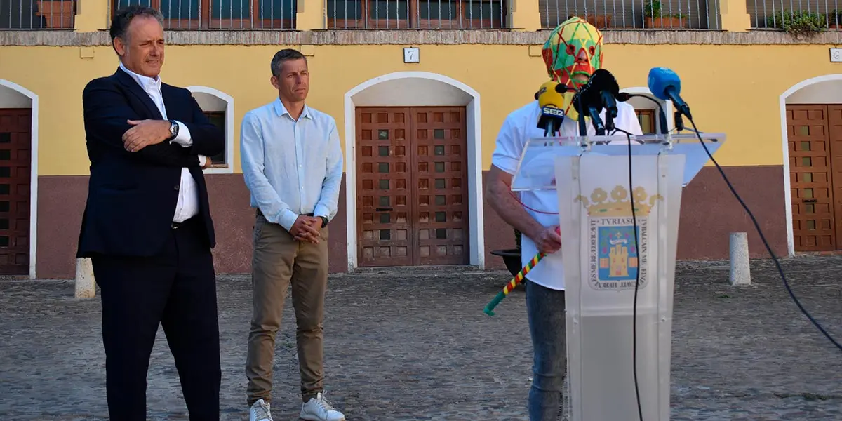 El alcalde de Tarazona, Tono Jaray; el concejal de Festejos, Jos&eacute; Antonio Docando, y el Cipotegato 2024