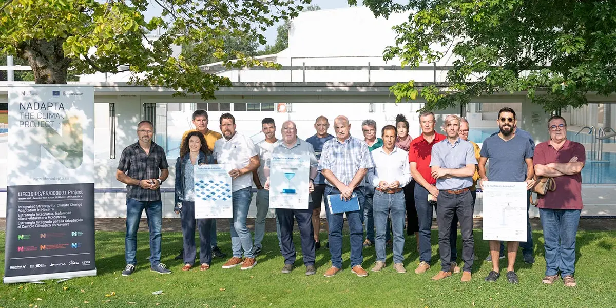 El consejero de Medio Ambiente, Jos&eacute; Mar&iacute;a Aierdi, junto a algunos de los alcaldes de municipios que se han adherido a la medida de duchas de 4 minutos