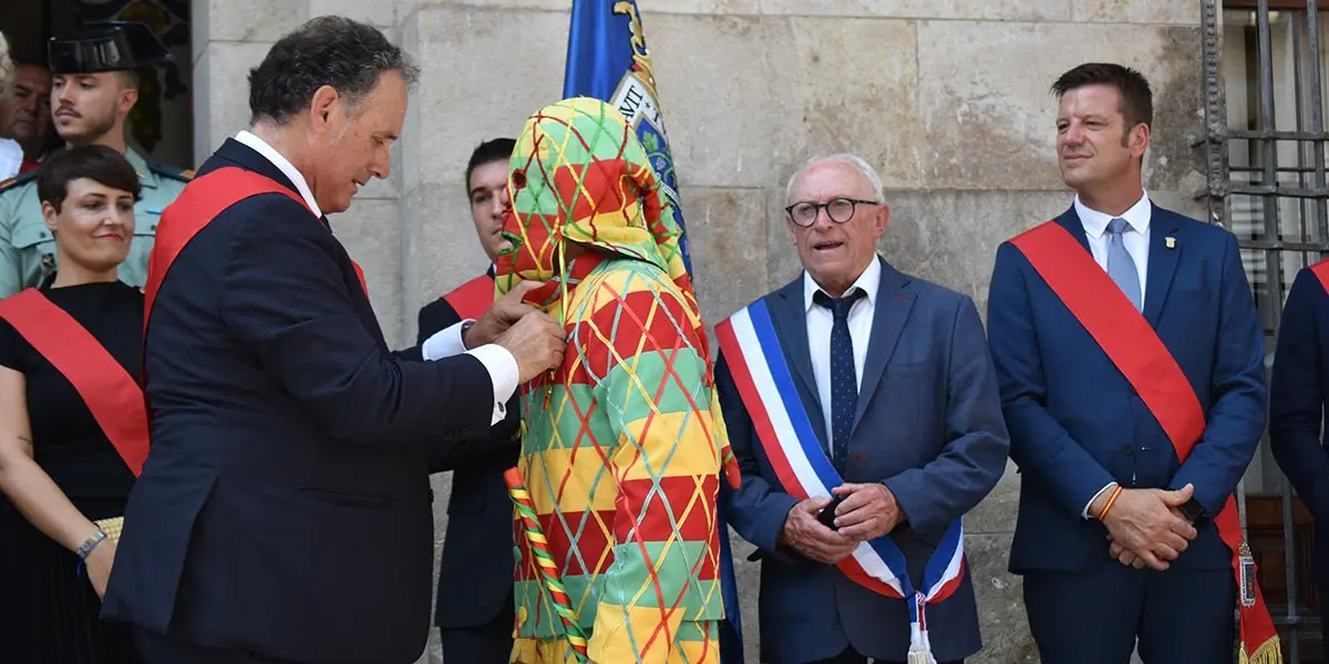 Momento de la insignia por parte del alcalde de Tarazona