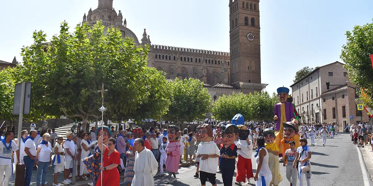 Gigantes y cabezudos han participado en la procesion