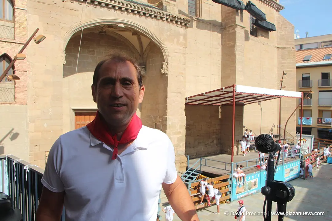 Alberto A&ntilde;&oacute;n Jim&eacute;nez, alcalde Cascante, minutos previos al lanzamiento del chupinazo