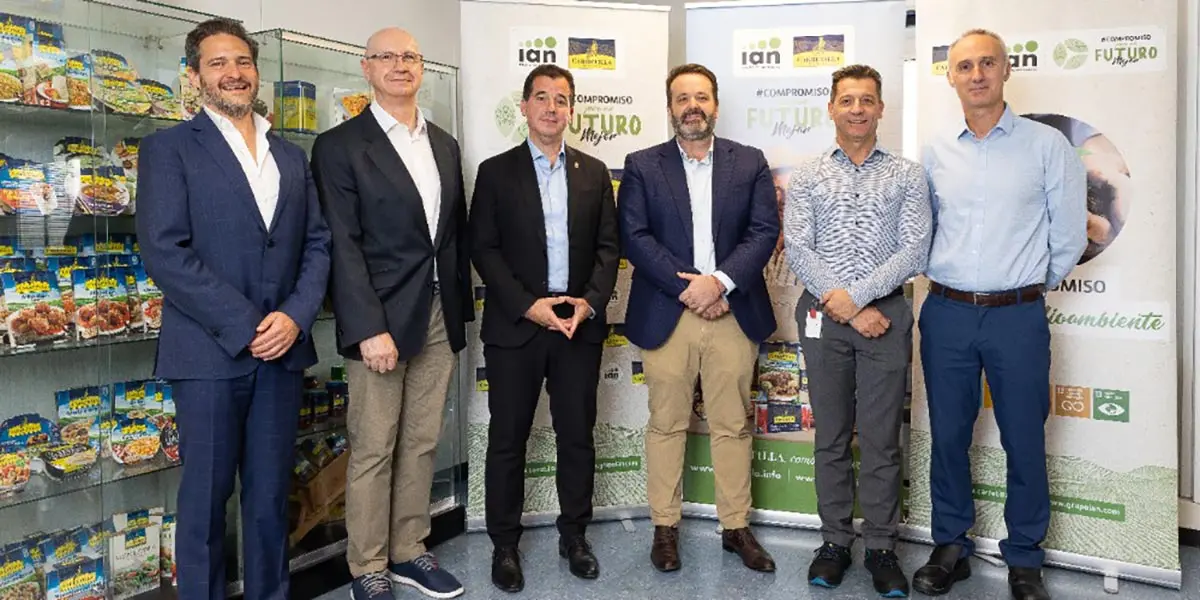 De izquierda a derecha: Carlos S&aacute;nchez, director supply chain de Grupo IAN; Alejandro Mart&iacute;nez, consejero delegado de Grupo IAN; &Iacute;&ntilde;igo Arruti, director general de Fomento Empresarial; Mikel Irujo, consejero de Industria y de Transici&oacute;n Ecol&oacute;gica y Digital Empresarial de Navarra; Aitor Itoiz, director de las plantas productivas de Villafranca y Jos&eacute; Manuel Campos, director industrial corporativo de Grupo IAN