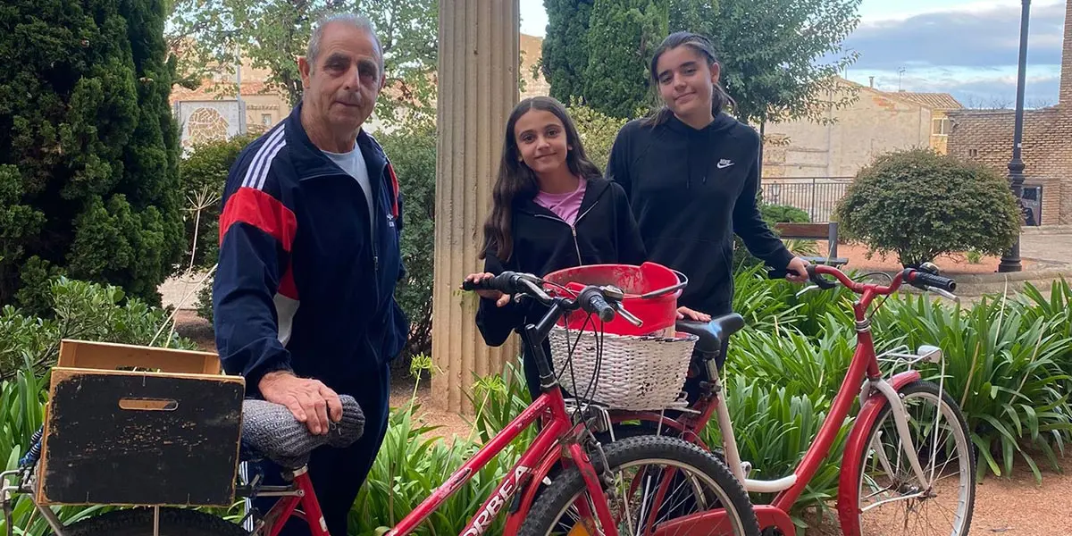 Jos&eacute; Salcedo, premio Una vida en bici 2024, con sus entrevistadoras Elsa Morales y Ainara Arnas