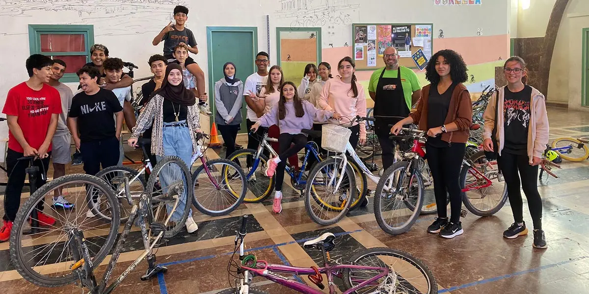 El pasado martes se llev&oacute; a cabo un taller de reparaci&oacute;n de bicicletas en el IES Alhama con la colaboraci&oacute;n del mec&aacute;nico Imanol Calleja (FiteBike)