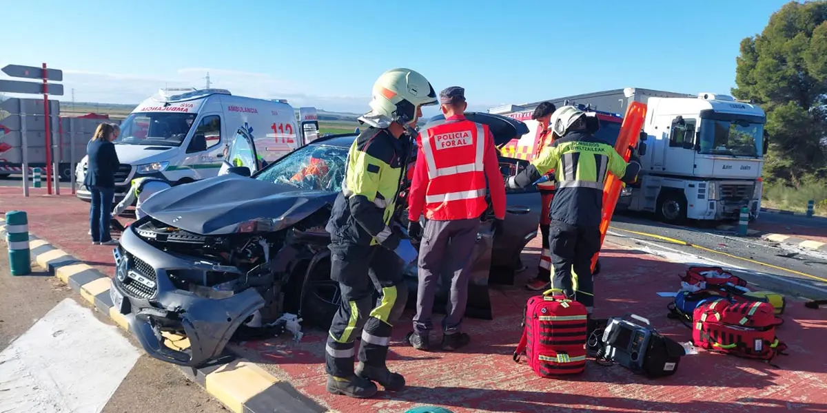 Colisi&oacute;n entre cami&oacute;n y turismo en un accidente de tr&aacute;fico esta ma&ntilde;ana en Valtierra