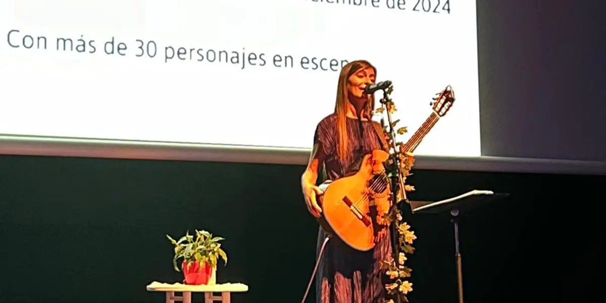 La presentaci&oacute;n culmin&oacute; con la actuaci&oacute;n de la cantautora local SoniAMar