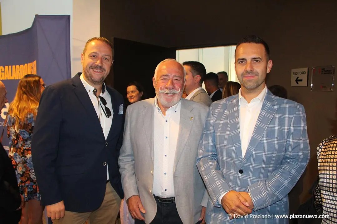 Celebraci&oacute;n y networking en el lunch del Galard&oacute;n AER 2024 1