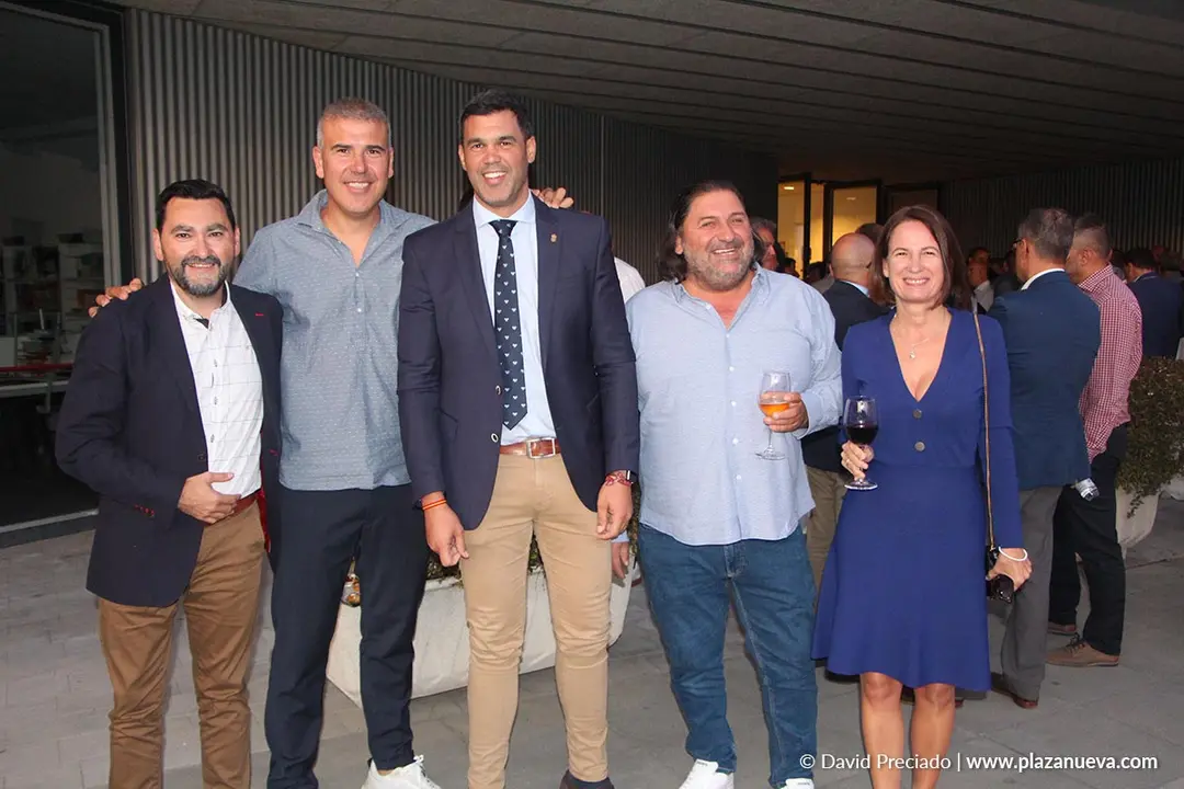 Celebraci&oacute;n y networking en el lunch del Galard&oacute;n AER 2024 26