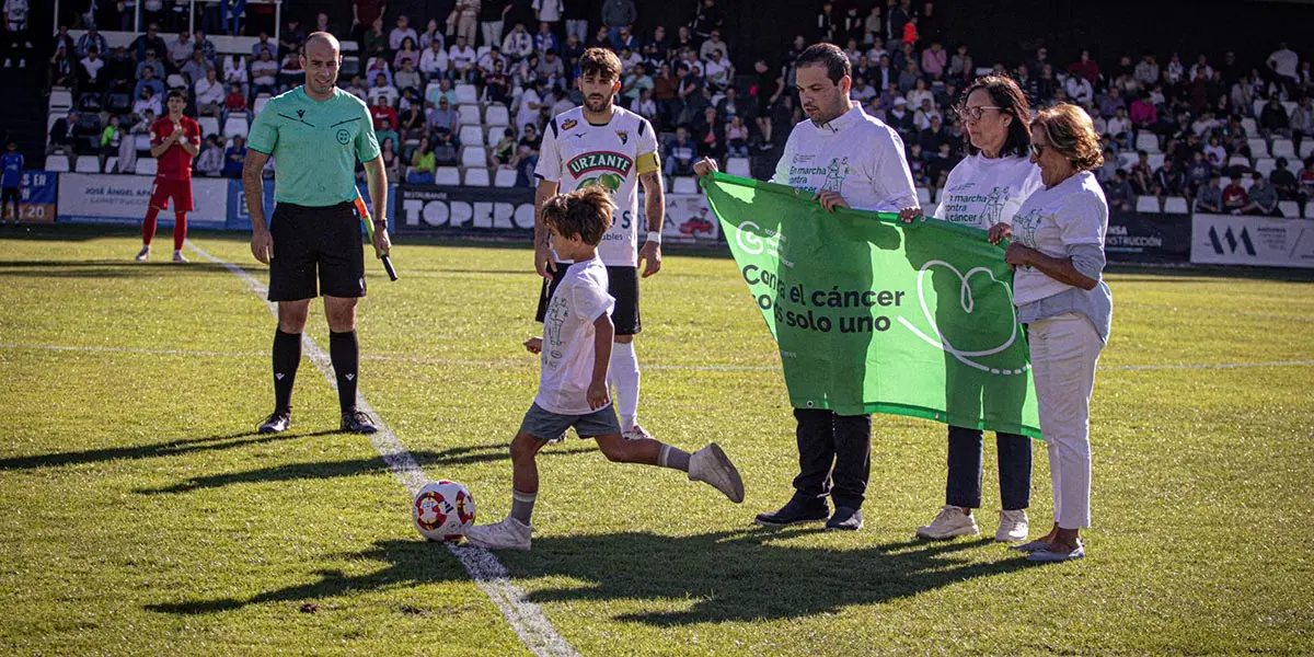 La Asociaci&oacute;n Espa&ntilde;ola Contra el Cancer realiz&oacute; el saque de honor del encuentro entre el CD Tudelano y el Deportivo Arag&oacute;n