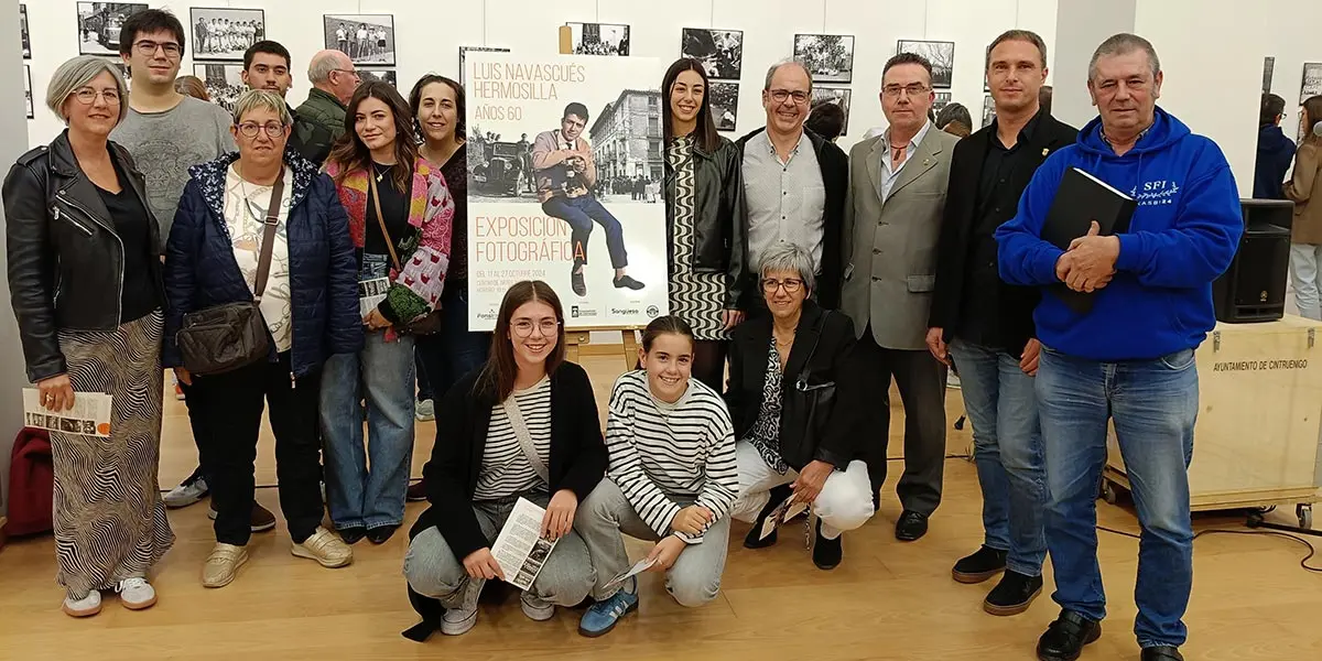 Familiares de Luis Navascu&eacute;s Hermosilla, el alcalde de Cintru&eacute;nigo, &Oacute;scar Bea y el presidente de la Fundaci&oacute;n Navarra Cultural, Alfonso Rinc&oacute;n