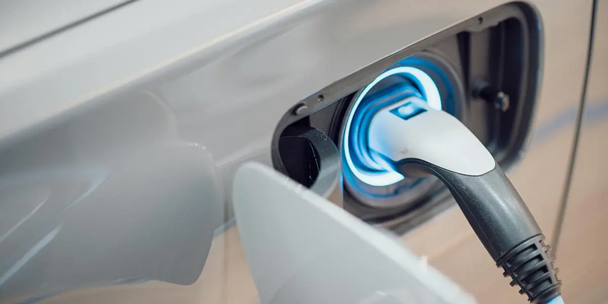 cargador el&eacute;ctrico punto de carga coche veh&iacute;culo movilidad sostenible